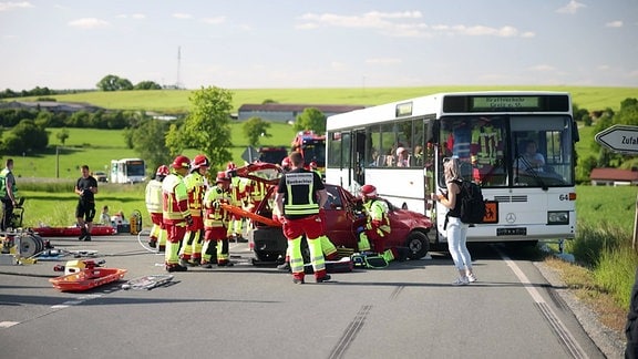 Unfallübung von freiwilliger Feuerwehren, Katastrophenschutz und Notarzt in Langenwetzendorf