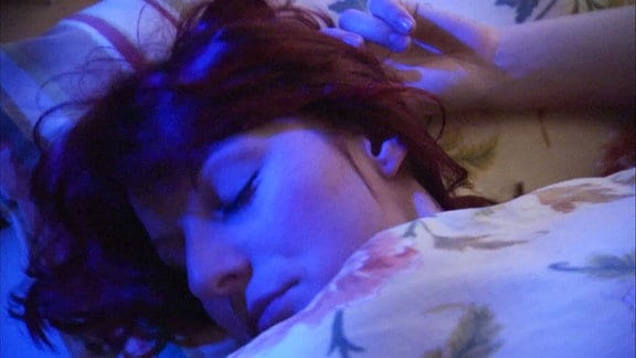 Eine Frau schläft im Bett
