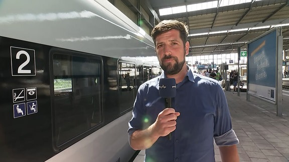 Reporter Tobias Bader auf dem Chemnitzer Hauptbahnhof 
