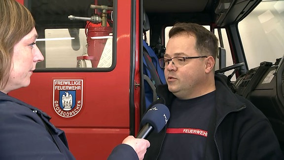 Reporterin Susann Blum im Gespräch mit Feuerwehrmann Jens Remler 