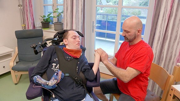 Ein Mann im Rollstuhl wird behandelt