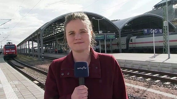 Reporterin Pauline Vestring auf dem Bahnhof in Halle