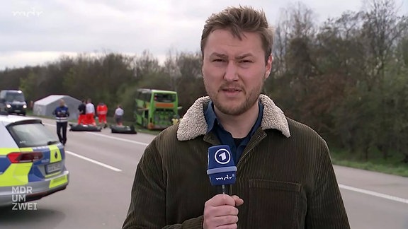 MDR-Reporter Niels Bula vor Ort auf der A9