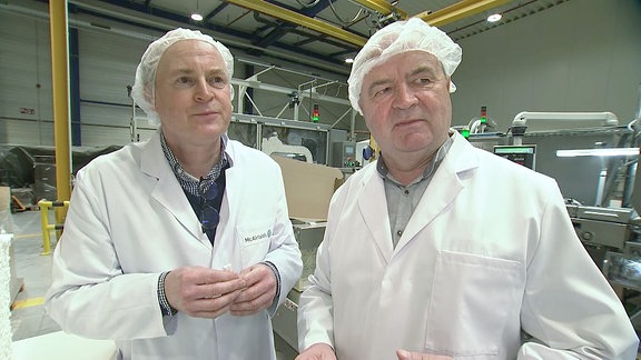zwei Männer in einer Fabrik