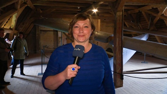 Die Reporterin auf einem Dachboden