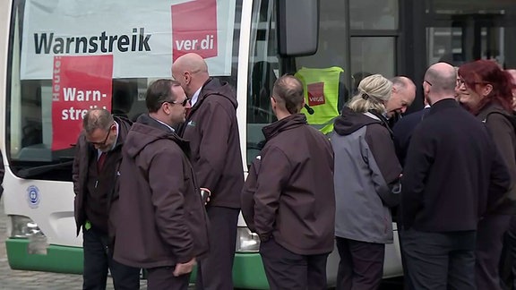 Streikende vor einem Bus