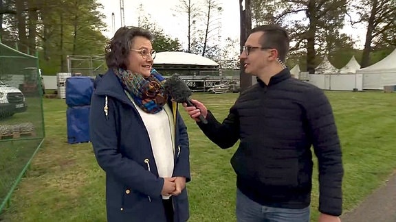 MDR-Reporter Florian Glatter im Gespräch mit Projektleiterin Gloria Heymann in Zittau