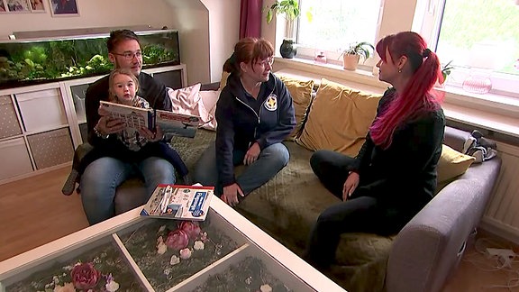 Kerstin Wendler, Notfallseelsorgerin Diakonie Leipziger Land, im Gespräch mit Eltern eines verunglückten Jungen