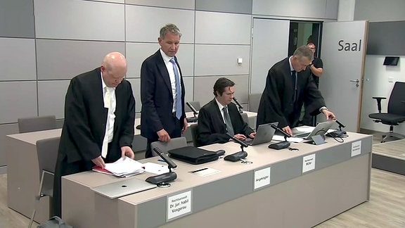 Björn Höcke (AfD) und Verteidiger im Gerichtssaal