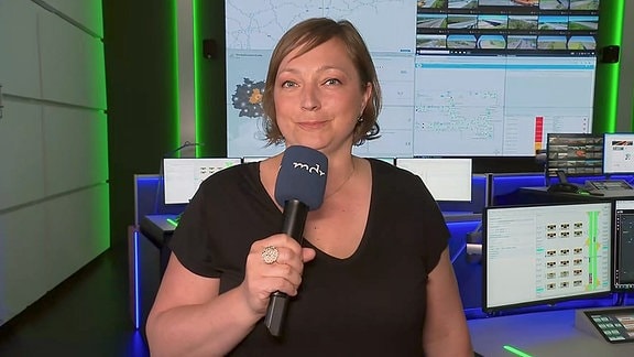 Reporterin Susan Blum in der Verkehsleitzentrale in Halle