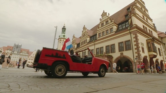 Rotes trabant Cabrio mit niederländischer Flagge