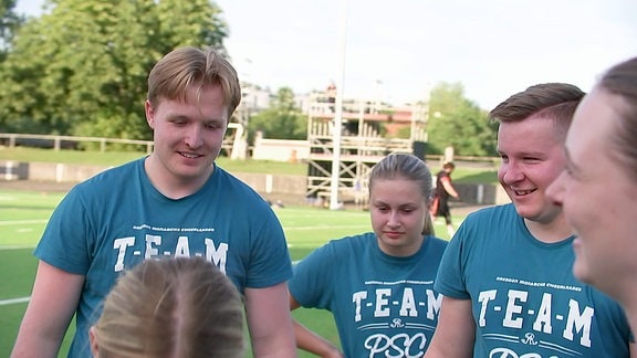 Männer bei den Cheerleadern