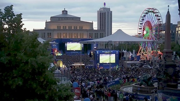 Abendliche Stimmung beim Public Viewing auf dem Augustusplatz in Leipzig