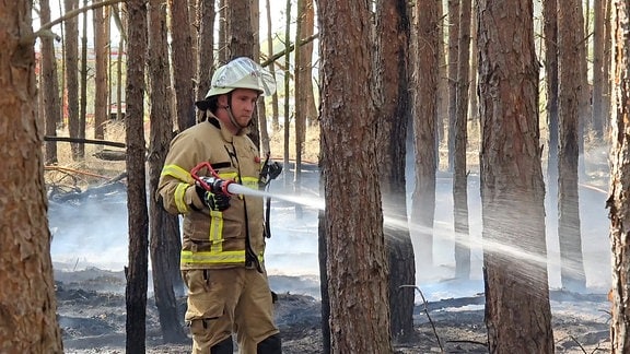 Feuerwehrmann beim löschen eines Waldbrandes