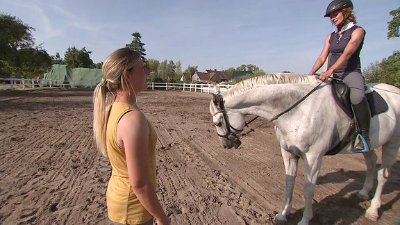 Tiertrainerin bei einer Reiterin