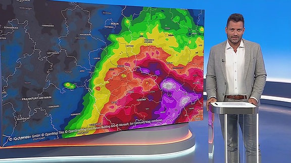 Stefan Bernschein erläutert eine Wetterkarte