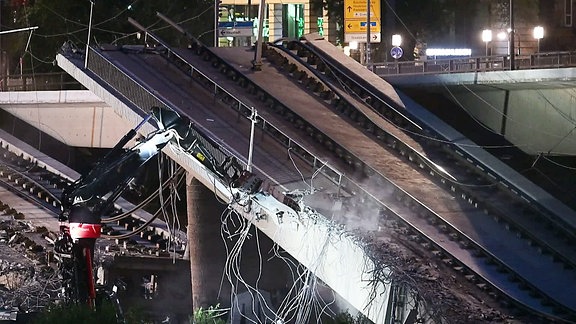 Nächtliche Abrissarbeiten an einer Brücke