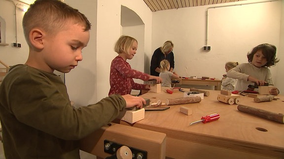 Kinder arbeiten an einem Tisch