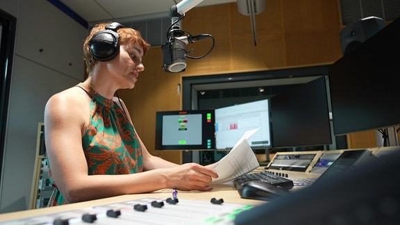 Sprecherin im Hörfunkstudio