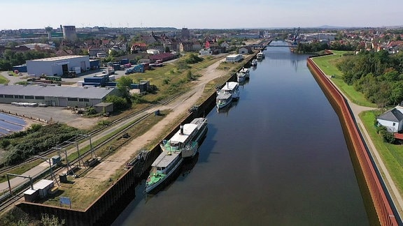 Schiffsflotte auf einem Fluss