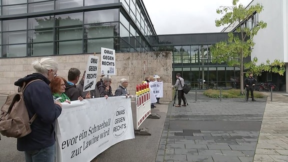 Demonstranten vor dem Thüringer Landtag.