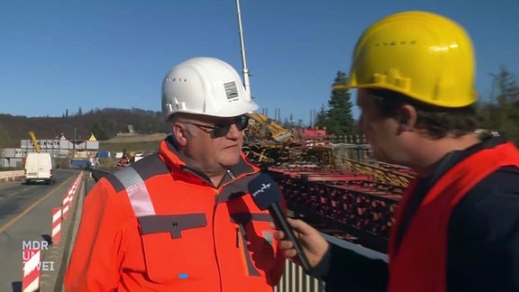 Reporter Stefan Ganß im Gespräch mit Otfried Weise von der Bau-Überwachung