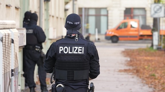 Einsatzkräfte vor einem Haus