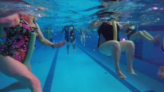 Menschen im Schwimmbad