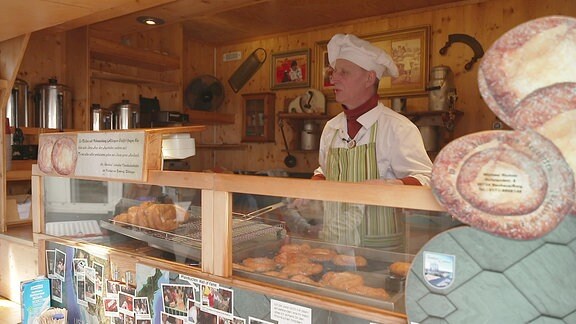 Pfannkuchenbäcker in seinem Verkaufswagen