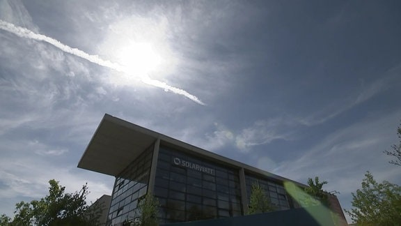 Ein Gebäude von Solarwatt vor blauem Himmel.