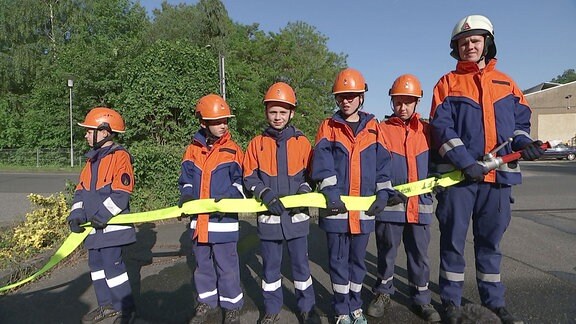 Jungen und Mädchen bei der Freiwilligen Feuerwehr.