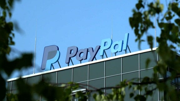 PayPal Schriftzug auf einem Gebäudedach.