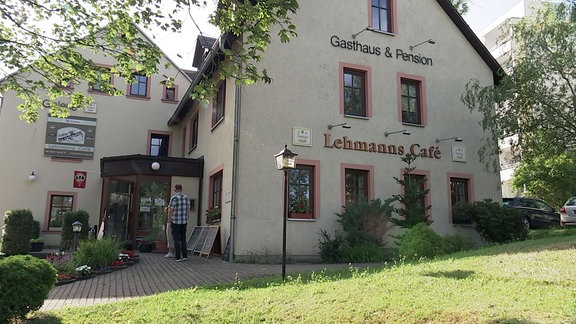 Gebäude mit Schriftzug Gasthaus & Pension, darunter, Lehmans Café.