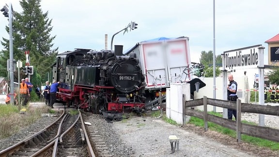 Weisseritztalbahn nach Zusammenstoß mit Lkw.