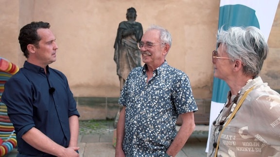 Umfrage; Reporter Stefan Ganß mit zwei Passanten im Gespräch.