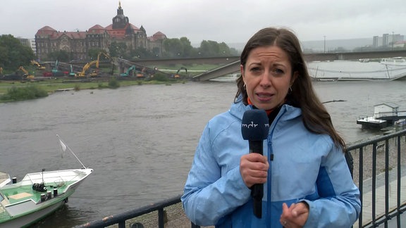 Reporterin Sabine Schön berichtet von den abrissarbeiten an der Carolabrücke.