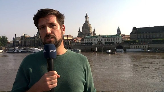 Reporter Tobias Baader berichtet vom Elbufer in Dresden.