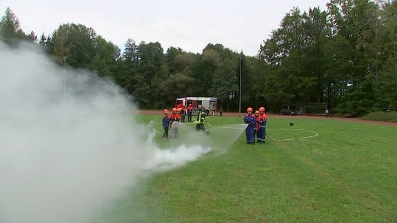 Jugendfeuerwehr übt das Löschen von Bränden.