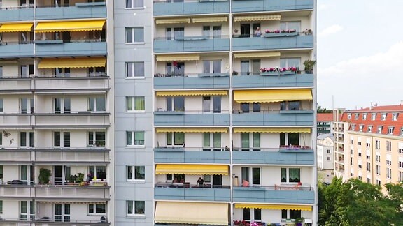 Ein plattenbau mit Balkonen