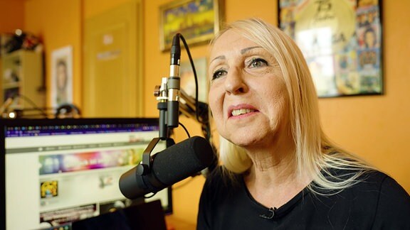 Angie Pörsch, in ihrem Radiosender für Ostrock