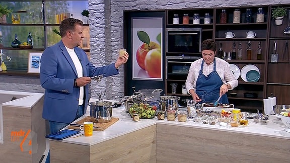 Daniela Posern und René kochen gemeinsam Apfelmus ein.