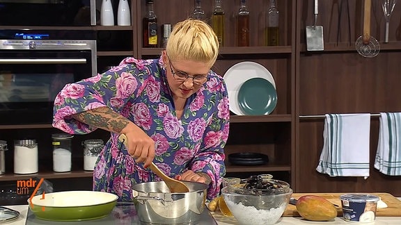 Sterneköchin Lisa Angermann konzentriert, beim Kochen der Überraschungen aus der Vorratskiste
