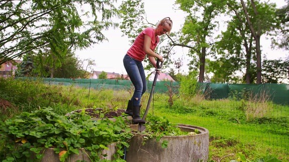 Eine Frau bei der der Gartenarbeit