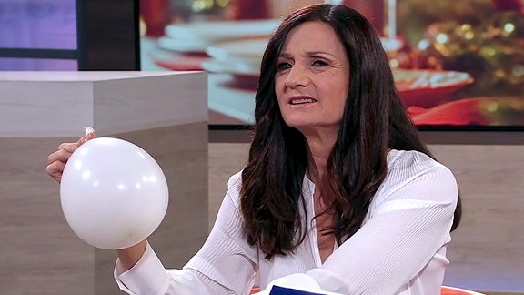 Diplom-Psychologin Beverly Jahn demonstriert anhand eines Ballons die Spannungsproblematik an Feiertagen