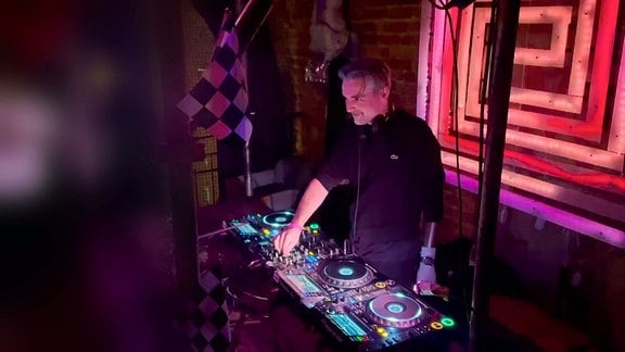 Ein DJ legt in einem Club auf