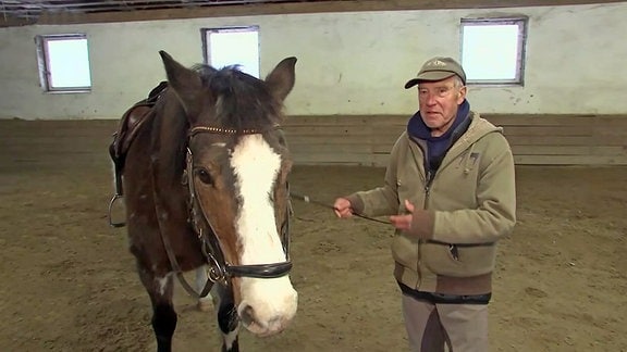 Besitzer Bernhard Schirmer mit seinem Filmpferd Catano