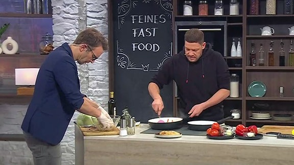 Sternekoch Robin Pietsch und Moderator Peter Imhoff bei der Zubereitung von Pfannengyros Pita-Burger mit Feta-Dip und Krautsalat 