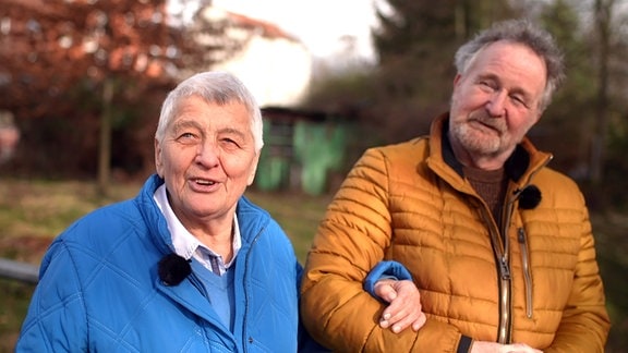 Rentnerin Sieglinde Gärtner und Alltagsbegleiter Wolfgang Pabst beim Spaziergang  