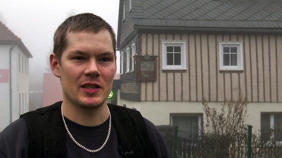 Tischlermeister Johannes Tibbe vor seinem Haus in Neugersdorf 