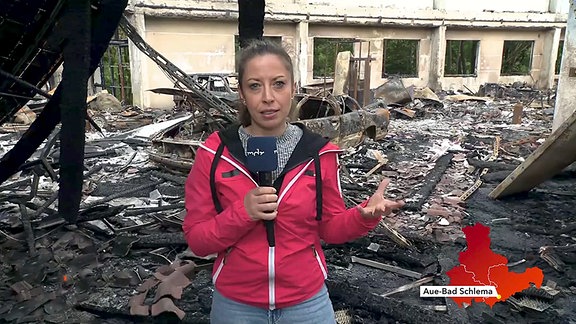 Sabine Schön, vor Ort in der ausgebrannten Halle in Aue-Bad Schlema